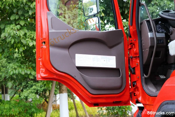 Dongfeng Liuqi Chenglong H5 350 hp 8X4(12 wheels) Truck Mounted Crane Cab (3) | 86Trucks