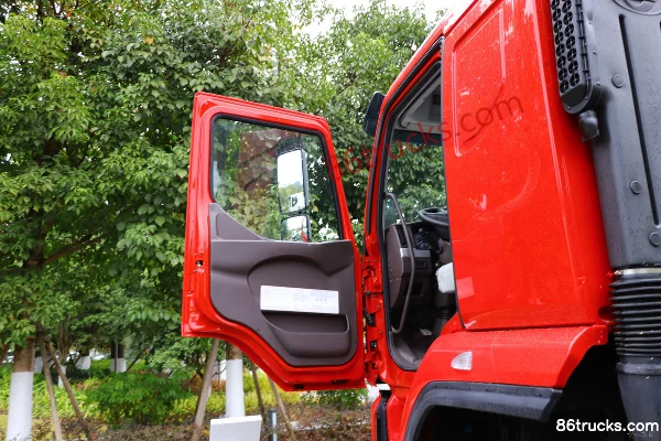 Dongfeng Liuqi Chenglong H5 350 hp 8X4(12 wheels) Truck Mounted Crane Cab (1) | 86Trucks