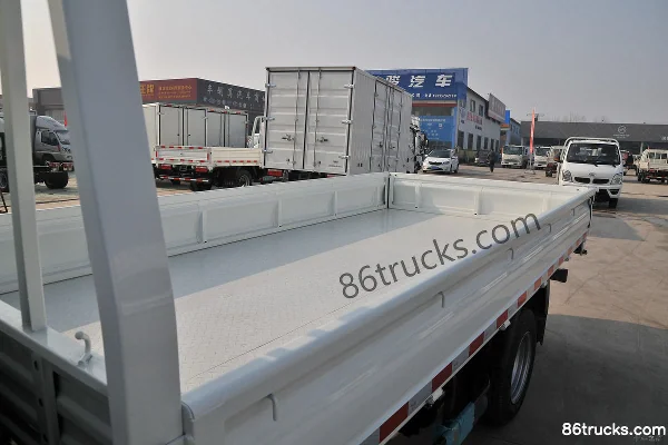 Tangjun Ouling V5 Series 102 hp 4X2(6 wheels) 3.95m Single-row Flatbed Light Truck (5-speed) Body (1) | 86Trucks