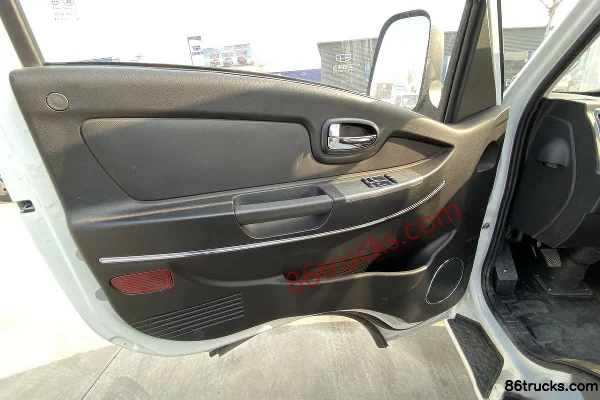 Ouling V5 Series Zunxiang Edition 122 hp 4X2(6 wheels) 3.61 m Single Row Flatbed Light Truck (China VI) Cab (1) | 86Trucks