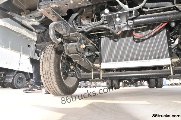 Tangjun Ouling V5 Series 129 hp 4X2(6 wheels) 3.01m Double Row Flatbed Light Truck (China VI) Chassis (2) | 86Trucks