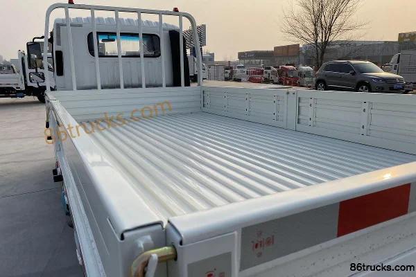 Tangjun Ouling T3 Series 130hp 4X2(6 wheels) 4.15m Single Row Flatbed Light Truck (China VI) Body (3) | 86Trucks