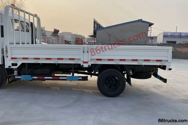 Tangjun Ouling T3 Series 130hp 4X2(6 wheels) 4.15m Single Row Flatbed Light Truck (China VI) Body (2) | 86Trucks
