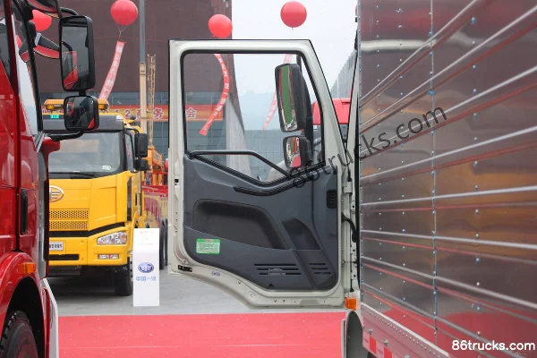 FAW Jiefang J6L Medium Truck 140hp 4X2(6 wheels) 6.8m Van Cargo Truck Cab (1) | 86Trucks