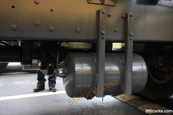 SAIC Hongyan Genlyon 380 hp 8X4(12 wheels) Bulk Powder Tanker (Weichai) Chassis (2) | 86Trucks