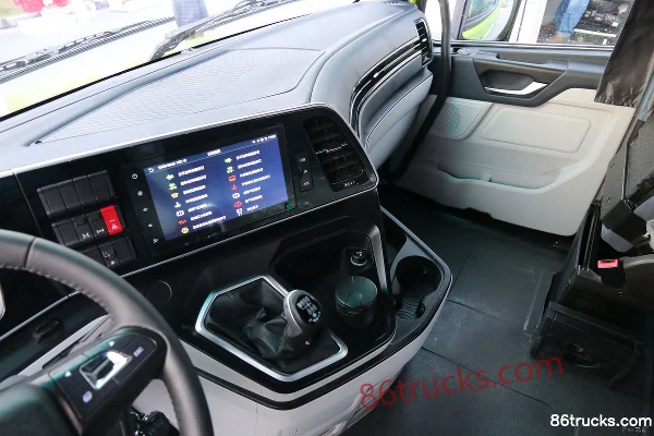 SHACMAN Commercial Vehicle Zhide Yan High-End Edition 560 hp 6X4(10 wheels) Long-Nose Tractor Truck (China VI) Cab (3) | 86Trucks
