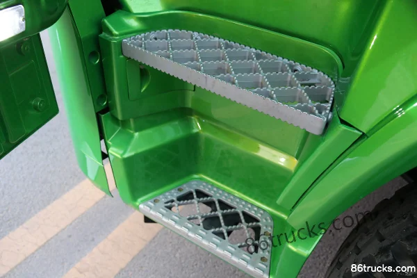 SHACMAN Commercial Vehicle Xuande Yi6 Lightweight Edition 300 hp 8X4(12 wheels) 6.2m Dump Truck Cab (2) | 86Trucks