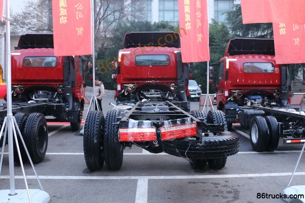 Tangjun Ouling K7 Series 168 hp 4X2(6 wheels) 6.2m Row Half Panel Light Truck Exterior (2) | 86Trucks