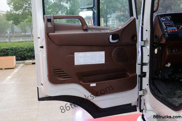 JAC Gallop K5L 220 hp 4X2(6 wheels) water sprinkler truck Cab (3) | 86Trucks