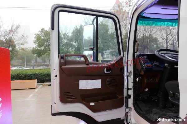 JAC Gallop K5L 220 hp 4X2(6 wheels) water sprinkler truck Cab (1) | 86Trucks