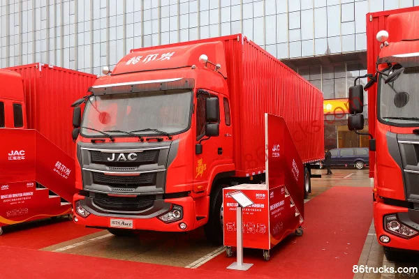 JAC Gallop A6LII Medium Truck 240 hp 6X2(8 wheels) 7.2m Van Cargo Truck (10-speed) Exterior (3) | 86Trucks