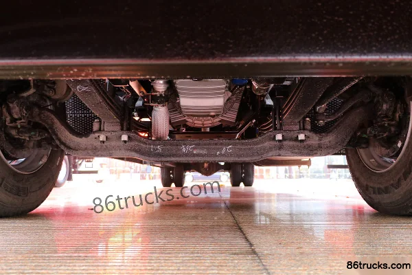 JAC Gallop A6LII Medium Truck 240 hp 6X2(8 wheels) 7.2m Van Cargo Truck (10-speed) Chassis (1) | 86Trucks