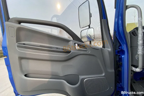 JAC Shuailing Q8 154hp 4X2(6 wheels) 5.25m half-row flatbed cargo truck Cab (1) | 86Trucks