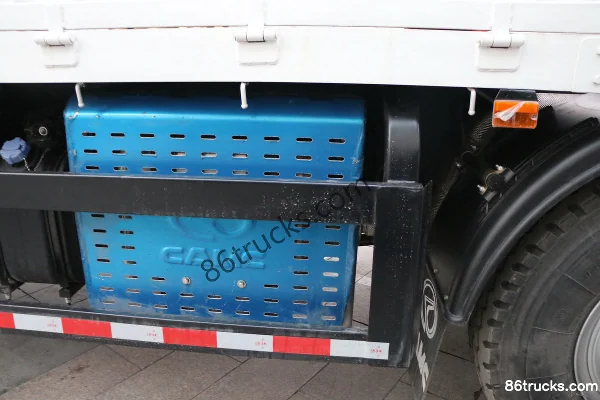 Hualing Heavy Truck 390 hp 8X4(12 wheels) Truck-Mounted Crane (China VI) Cab (1) | 86Trucks