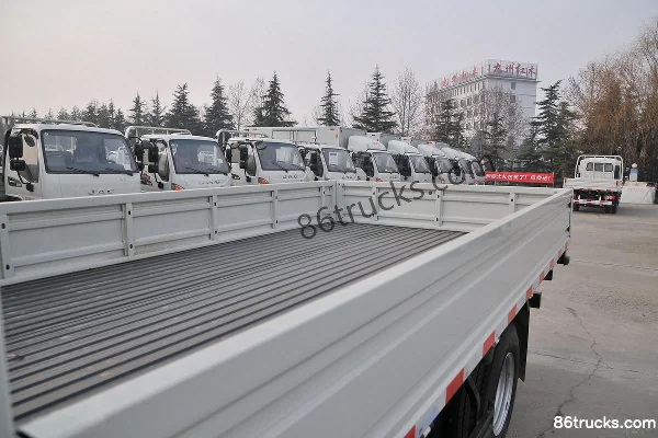 JAC Shuailing E Zhongti 132 ch 4X2(6 roues) camion léger à ridelles 3,85 m cabine demi-avancée Carrosserie (1) | 86Trucks