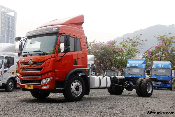 FAW Jiefang Qingdao Long V2.0 Medium Truck 220hp 4X2(6 wheels) 9.65m Wing Opening Box Cargo Truck Exterior (3) | 86Trucks
