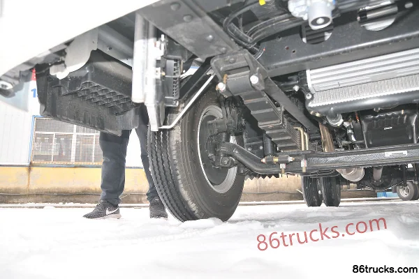Qiling Auto H300 116 ch 4X2(6 roues) camion fourgon léger à cabine simple 4,08 m Châssis (2) | 86Trucks