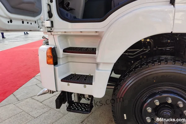 SAIC Hongyan Genlyon C6 215hp 4X2(6 wheels) Green Spraying Truck Cab (1) | 86Trucks