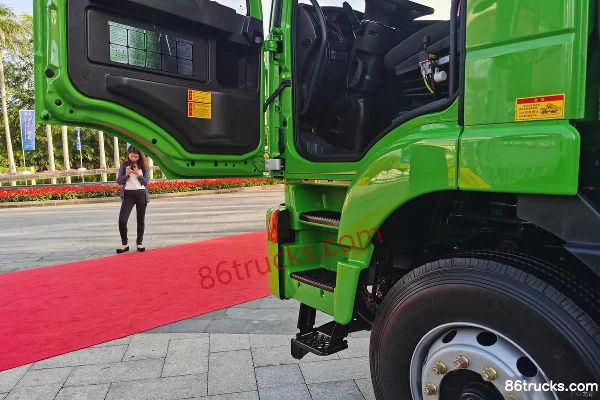 SAIC Hongyan Genlyon C6 Composite Edition 380hp 8X4(12 wheels) 6.8m LNG Dump Truck (China VI) Cab (2) | 86Trucks