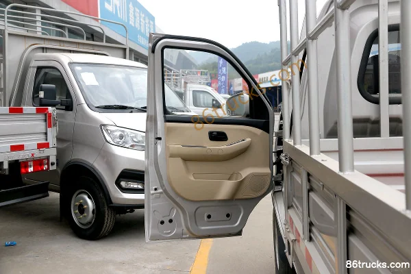 Changan Kuayue New Bao T3 Comfort 1.3L Gasoline 91 hp 4X2(6 wheels) 2.82 m single-row stake micro truck (single rear wheel) Cab (1) | 86Truc
