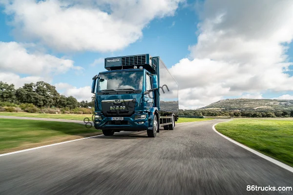 MAN TGM Series Heavy Truck 320hp 4X2(6 wheels) Box Cargo Truck (TGM 18.320) Exterior (3) | 86Trucks