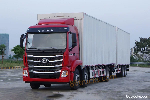 NanJun Ruiyu K60G 300 hp 6X2(8 wheels) 9.47m Center Axle Cargo Truck Exterior (3) | 86Trucks