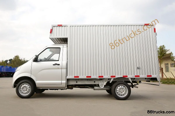NanJun Ruiyi F Series 1.5L 112hp 4X2(6 wheels) Gasoline 3.235m Single Row Van Truck Exterior (3) | 86Trucks