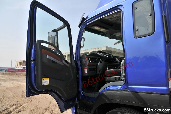 Dayun Xianglong 205 hp 4X2(6 wheels) 5.75m Semi-row Flatbed Cargo Truck (China VI) Cab (1) | 86Trucks