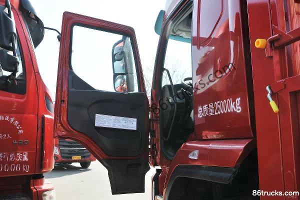 DongfengLiuqi Chenglong H5 camion porteur 290 ch 6X2(8 roues) 9,4 m camion porteur à ridelles Cabine (1) | 86Trucks