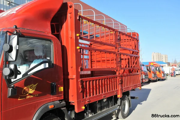 Sinotruk HOWO Wang Series 190hp 4X2(6 wheels) 4.85m semi-sleeper stake truck (China VI) Body (1) | 86Trucks