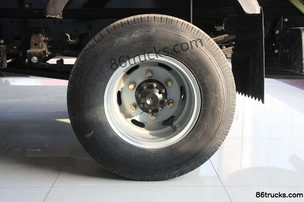 JAC New Shuailing H330 130 hp 4X2(6 wheels) 3.85m semi-row flatbed light truck Chassis (3) | 86Trucks