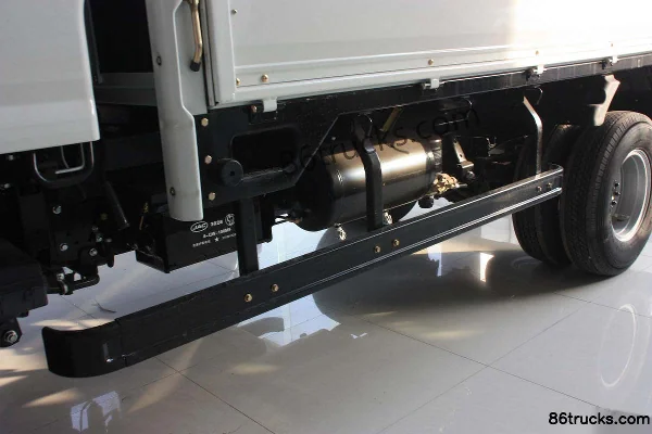 JAC New Shuailing H330 130 hp 4X2(6 wheels) 3.85m semi-row flatbed light truck Chassis (2) | 86Trucks
