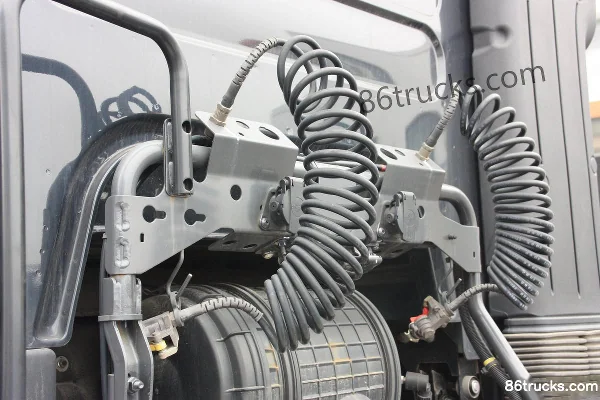 Renault Premium 380 DXi Series Heavy Truck 380 hp 6X2(8 wheels) tractor truck (mid-lift axle) Chassis (3) | 86Trucks