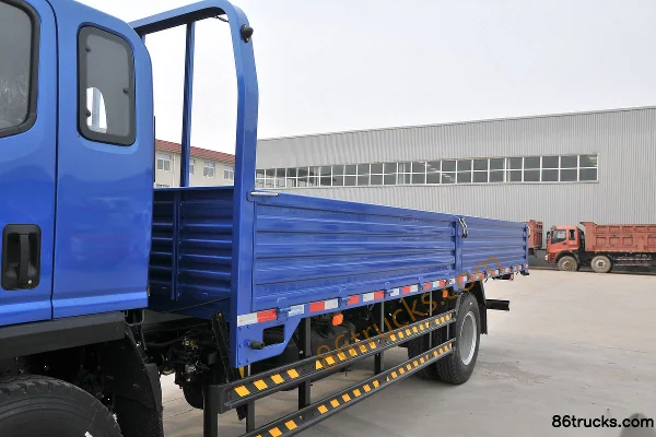 Kama Kaijie M6 160 hp 4X2(6 wheels) 6.21m Flatbed Light Truck with Half Cab Body (1) | 86Trucks