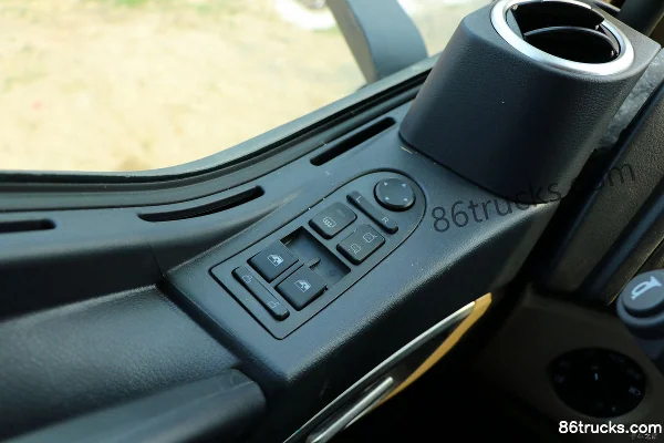 Sinotruk HOWO T5G Heavy Truck 310 hp 6X2(8 wheels) 9.52m Van Cargo Truck (China VI) Cab (2) | 86Trucks