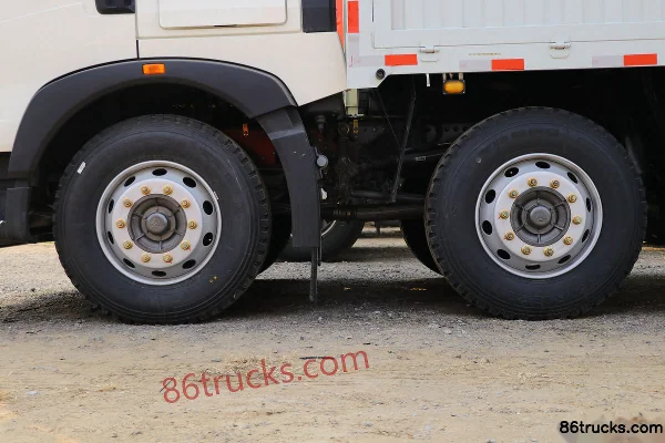 Sinotruk HOWO T5G Heavy Truck 310 hp 6X2(8 wheels) 9.52m Van Cargo Truck (China VI) Chassis (3) | 86Trucks