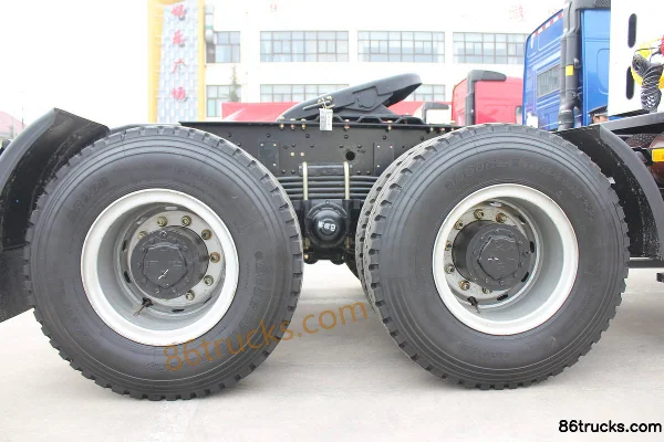 Dayun 350 hp 6X4(10 wheels) CNG tractor truck Chassis (3) | 86Trucks