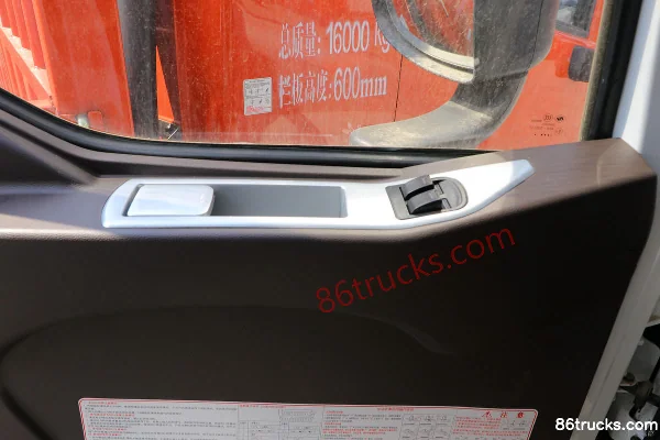 Dongfeng Liuqi Chenglong T5 Heavy Truck 280 hp 4X2(6 wheels) Long-Nose Tractor Truck Cab (2) | 86Trucks