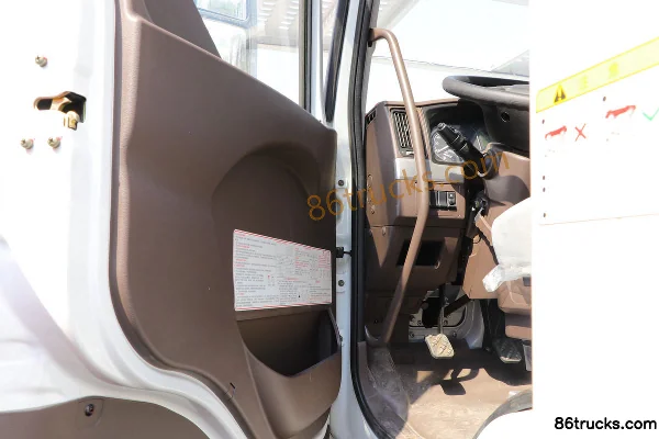 Dongfeng Liuqi Chenglong T5 Heavy Truck 280 hp 4X2(6 wheels) Long-Nose Tractor Truck Cab (1) | 86Trucks