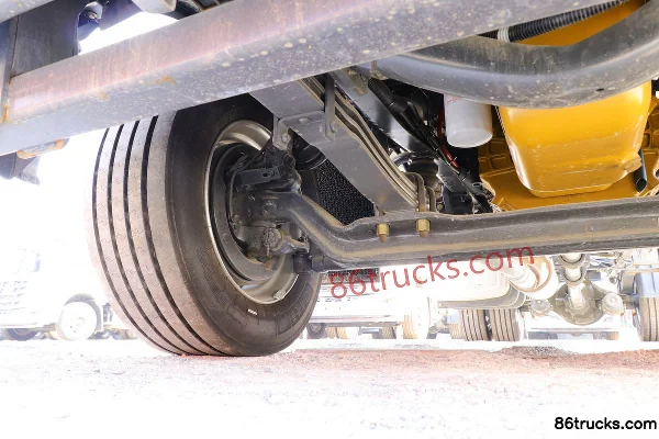 Dongfeng Liuqi Chenglong T5 Heavy Truck 280 hp 4X2(6 wheels) Long-Nose Tractor Truck Chassis (2) | 86Trucks