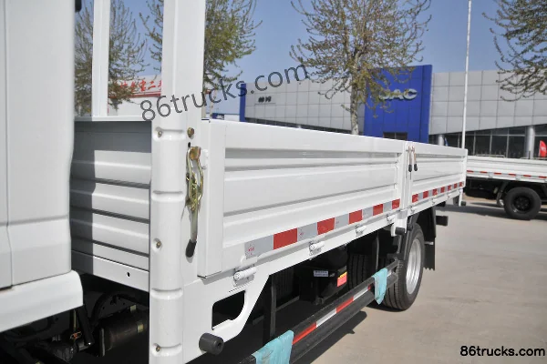 Tangjun Ouling Jinlika II Logistics Edition 102 hp 4X2(6 wheels) 4.13m single-row flatbed light truck Body (1) | 86Trucks