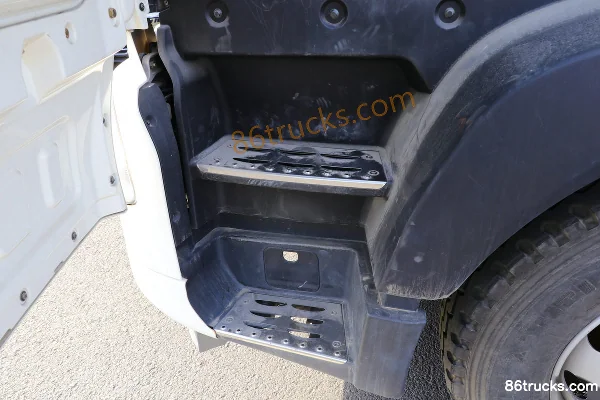Sinotruk HOWO T5G 280 ch 4X2(6 roues) camion porteur à caisse 7,92 m Cabine (2) | 86Trucks