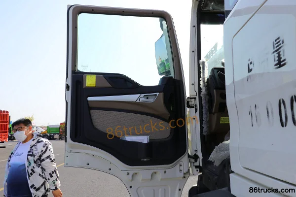 Sinotruk HOWO T5G 280 ch 4X2(6 roues) camion porteur à caisse 7,92 m Cabine (1) | 86Trucks
