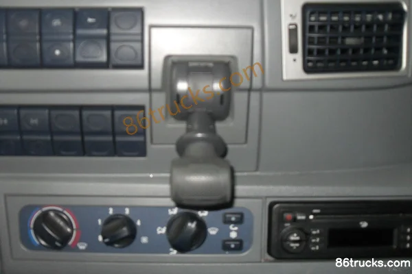 SAIC Hongyan Genlyon 380 ch 6X4(10 roues) camion malaxeur Cabine (3) | 86Trucks