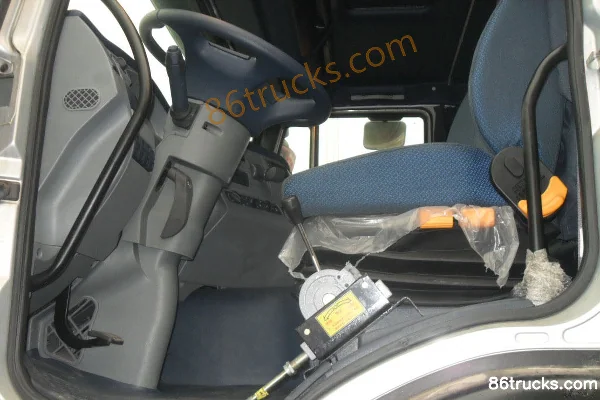 SAIC Hongyan Genlyon 380 ch 6X4(10 roues) camion malaxeur Cabine (1) | 86Trucks