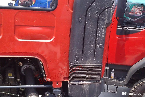 Dongfeng Liuqi Balong Heavy Truck 260 hp 8X2(10 wheels) 9.6m Cab-over Van Truck Chassis (1) | 86Trucks