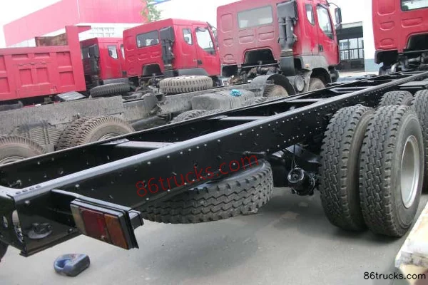 Dongfeng Liuqi Balong 507 Heavy Truck 290 hp 8X4(12 wheels) 9.6m Flatbed Cargo Truck Chassis (3) | 86Trucks