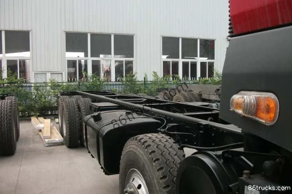 Dongfeng Liuqi Balong 507 Heavy Truck 290 hp 8X4(12 wheels) 9.6m Flatbed Cargo Truck Chassis (1) | 86Trucks