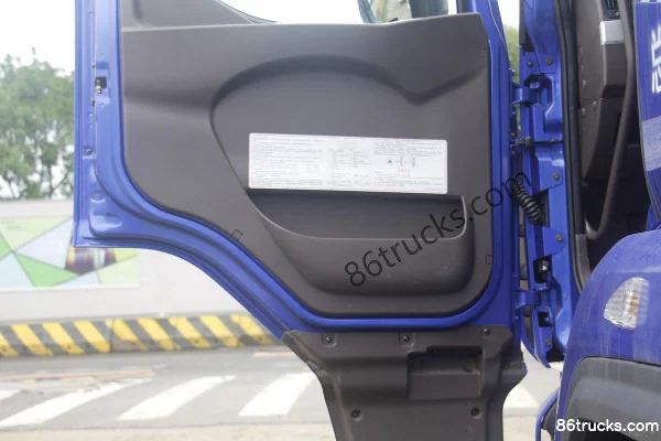Dongfeng Liuqi Chenglong H5 Medium Truck 220 hp 4X2(6 wheels) 6.8m Box Van Cargo Truck (China VI) Cab (3) | 86Trucks