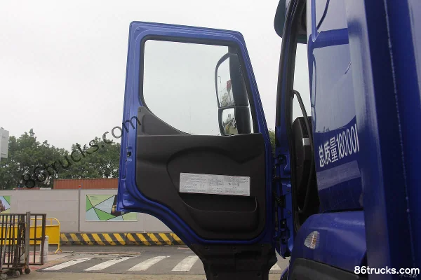 Dongfeng Liuqi Chenglong H5 Medium Truck 220 hp 4X2(6 wheels) 6.8m Box Van Cargo Truck (China VI) Cab (1) | 86Trucks